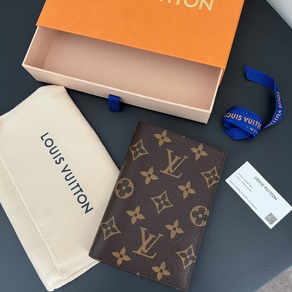S0LD - LOUIS VUITTON PASSPORT HOLDER - Picture 2 of 5